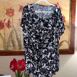 Vince Camuto Black and White Geometric Short Sleeve Blouse